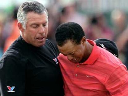 Tiger Woods, a la derecha, llora sobre el hombro de Steve Williams, su <i>caddie.