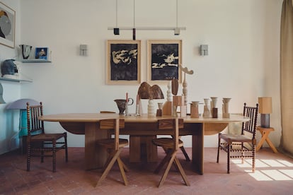 Objetos expuestos en la galería: cuadros de Pierre Balas; mesa de Louise Roe; instalación con piezas de cerámica y madera Brancusi Left Paris, de Giulia Cosenza y Jonas Lutz; lámpara de techo de Luca Nichetto y & Tradition, y sillas de Pierre Chapo.