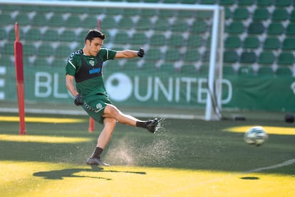 Dani Calvo, en la vuelta a los entrenamientos del Elche el 12 de mayo en el Martínez Valero