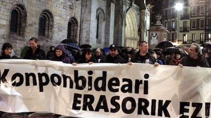 Cientos de personas participan este viernes en Bilbao en la manifestación a favor de la liberación de Arantza Zulueta y Aitziber Sagarminaga.