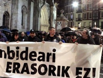 Cientos de personas participan este viernes en Bilbao en la manifestaci&oacute;n a favor de la liberaci&oacute;n de Arantza Zulueta y Aitziber Sagarminaga.