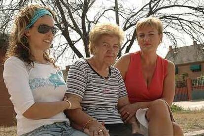 Felicísima Jiménez, enferma de Alzheimer, con su hija Rosa (derecha) y su nieta Marta (izquierda).