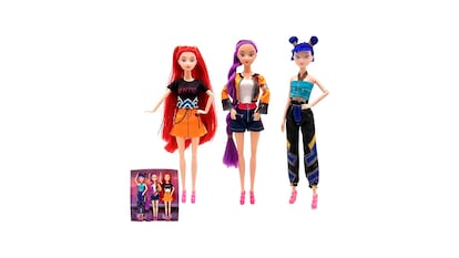 Regalos guerreras kpop sobre fondo blanco.