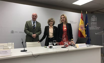 La ministra de Sanidad, María Luisa Carcedo, entre el secretario general de Sanidad, Faustino Blanco, y la directora de la ONT, Beatriz Bomínguez-Gil, antes de la rueda de prensa de esta mañana.