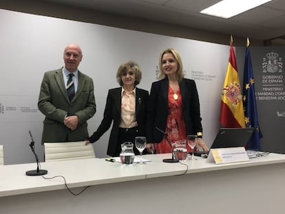 La ministra de Sanidad, María Luisa Carcedo, entre el secretario general de Sanidad, Faustino Blanco, y la directora de la ONT, Beatriz Bomínguez-Gil, antes de la rueda de prensa de esta mañana.