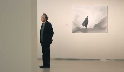 El nobel de Literatura Gao Xingjian observa la exposición de sus cuadros en la Sala Kubo del Kursaal.