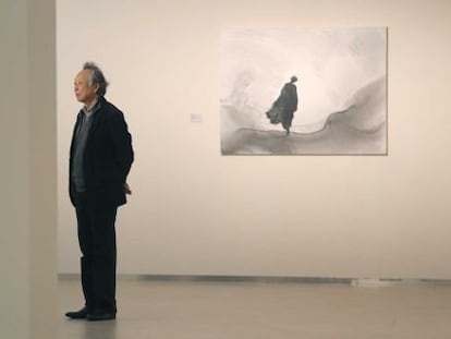 El nobel de Literatura Gao Xingjian observa la exposición de sus cuadros en la Sala Kubo del Kursaal.