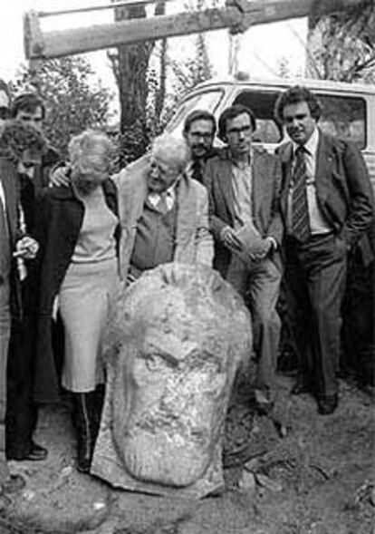 Carmen García, Máximo Rodríguez, Javier Solana, Guerra y Enrique Múgica, con el busto de Iglesias en el Retiro.