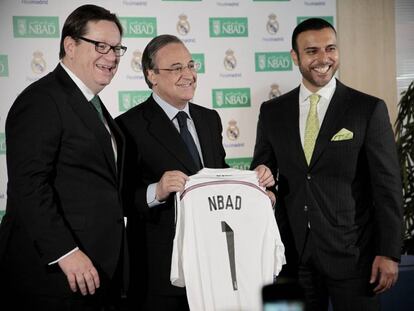 Alex Thursby CEO del NBAD; Florentino P&eacute;rez, presidente del Real Madrid y Abdulla Al Otaiba, director ejecutivo de Banaca Consumo del NBAD, durante la firma de acuerdo entre el Real Madrid y el Banco Nacional de Abu Dhabi (NBAD)
 
 