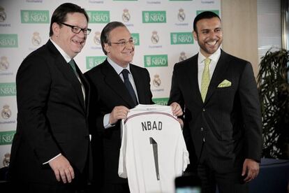 Alex Thursby CEO del NBAD; Florentino P&eacute;rez, presidente del Real Madrid y Abdulla Al Otaiba, director ejecutivo de Banaca Consumo del NBAD, durante la firma de acuerdo entre el Real Madrid y el Banco Nacional de Abu Dhabi (NBAD)
 
 