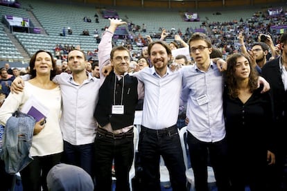 Carolina Bescansa, Luis Alegre, Juan Carlos Monedero, Pablo Iglesias, Íñigo Errejón y Tania González, en la asamblea de Podemos en el Palacio de Vistalegre de Madrid, el 19 de octubre de 2014.