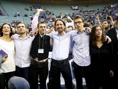 Carolina Bescansa, Luis Alegre, Juan Carlos Monedero, Pablo Iglesias, Íñigo Errejón y Tania González, en la asamblea de Podemos en el Palacio de Vistalegre de Madrid, el 19 de octubre de 2014.