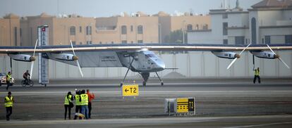 El avión 'Solar Impulse 2' comienza las maniobras de despegue en el aeropuerto de Abu Dhabi.