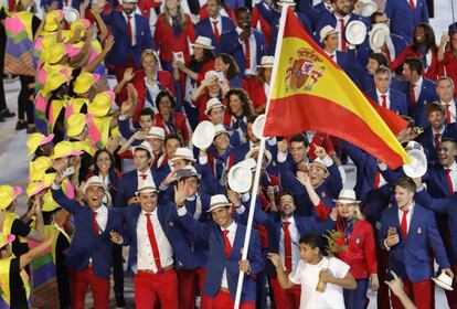 Rafael Nadal encabeza el equipo olímpico de España en la ceremonia inaugural de los Juegos Olímpicos Río 2016.