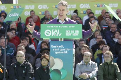 El presidente del PNV, Iñigo Urkullu, durante un momento de su discurso en el <b><i>Alderdi Eguna</b></i>, ayer en Foronda (Álava).