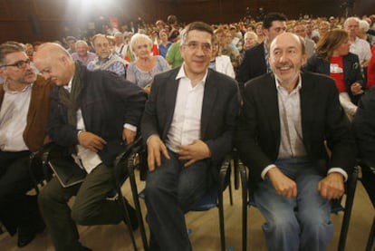 De derecha a izquierda, el vicepresidente y ministro del Interior, Alfredo Pérez Rubalcaba; el <b><i>lehendakari,</b></i> Patxi López; el alcalde donostiarra, Odón Elorza, y el presidente del PSE, Jesús Eguiguren, en el mitin de los socialistas ayer en el Kursaal de San Sebastián.