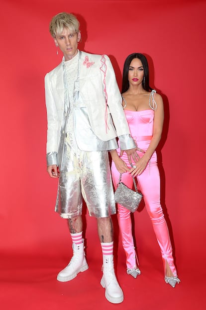 Tal y como explicaron ambos estilistas a la edición estadounidense de Vogue, no trabajan sus apariciones de forma individual, sino como un dúo perfectamente conjuntado. Lo demostraron, una vez más, en los iHeartRadio Music Awards combinando colores (rosa y plateado), tejidos satinados y brillos metalizados. El mono de la actriz es de la firma Adam Ballheim y él apostó por Comme des Garçons.