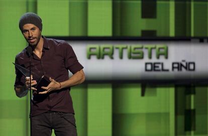 Enrique Iglesias habla tras recibir el premio a Artista del Año durante los Latin American Music Awards, en el Teatro Dolby, en Hollywood (EE.UU.).