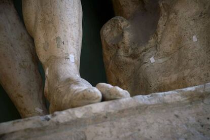 Detalle de los desperfectos de la escultura 'Hércules Farnese'