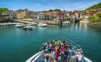 El barco 'Hegaluze' frente al pueblo de Mundaka, en la costa de Bizkaia.