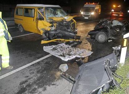 Estado en que quedaron los dos vehículos implicados en el accidente de Elgoibar en el que han fallecido cuatro jóvenes vecinos de Eibar.