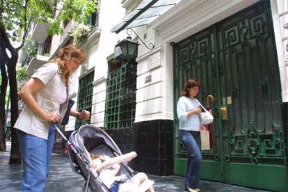 La casa donde vivió el escritor Manuel Mújica Lainez, en el 2.150 de la calle O'Higgins del barrio bonaerense de Belgrano.