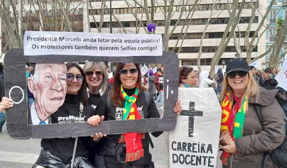 La profesora Ivone Silva, a la derecha, y tres compañeras de Fafe, en la manifestación de docentes de Lisboa el sábado 11 de febrero de 2023.