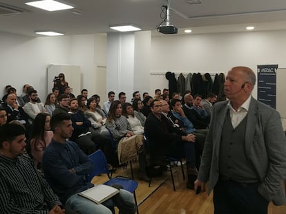 El consejero andaluz de Educación, Javier Imbroda, durante un taller en un centro de Medac en 2018, antes de entrar en política.