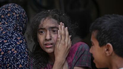 Una joven palestina herida en un ataque israelí, en Gaza.