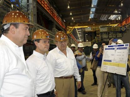 O ex-presidente Peña Nieto (ao centro) na inauguração de uma usina da Altos Hornos, em julho de 2013.