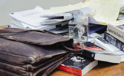 La mesa de trabajo de Seymour Hersh, en su oficina de Washington.