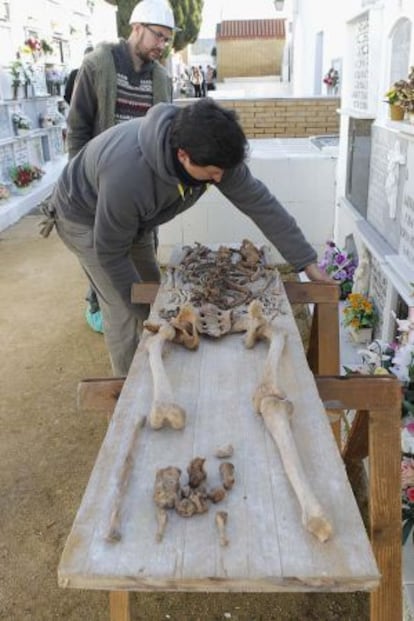 Primer cuerpo de mujer sacado de la fosa de Gerena.