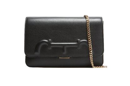 Carolina Herrera siempre ha defendido el estilo personal. En sus propias palabras: “No se trata de lo que llevas puesto, sino de cómo lo luces”. El mini crossbody de Victoria Insignia ofrece infinitas posibilidades para llevarlo: cruzado, al hombro, como un bolso de mano y siempre con estilo. Un must imperecedero, para mujeres urbanas e imprevisibles, a las que el día se les hace de noche.