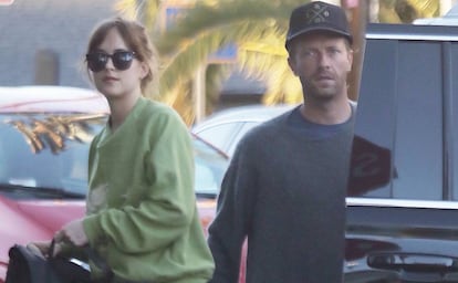 Dakota Johnson y Chris Martin, en Santa Mónica, el pasado agosto.