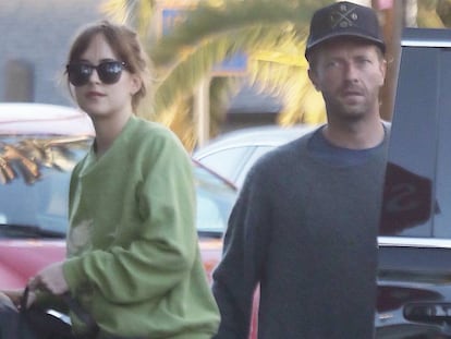 Dakota Johnson y Chris Martin, en Santa Mónica, el pasado agosto.