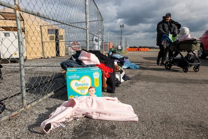 Migrantes recién llegados en el refugio temporal en Floyd Bennett Field, un antiguo aeródromo de Brooklyn, en enero de 2024.