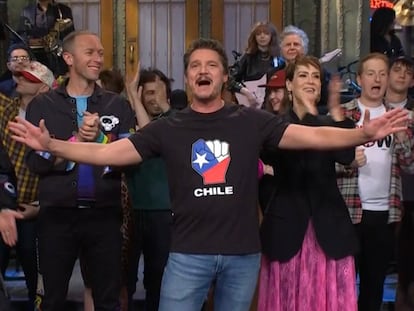 El actor Pedro Pascal viste una camiseta con el diseño de un puño con los colores de la bandera chilena durante su presentación en Saturday Night Live, en febrero de 2023.