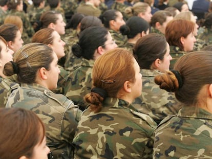 Mujeres militares durante un acto en la base de El Goloso (Madrid).