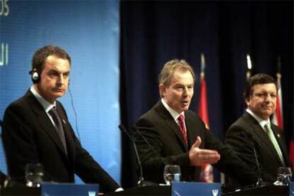 De izquierda a derecha, José Luis Rodríguez Zapatero, Tony Blair y José Manuel Durão Barroso, durante la rueda de prensa final de la cumbre.