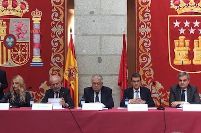 De izquierda a derecha, la vocal del CGPJ María Angeles Carmona; el secretario de Estado de Justicia, Manuel Jesús Dolz; el presidente del Tribunal Constitucional, Juan José González; el presidente del Colegio Nacional de Secretarios, Rafael Lara, y el viceconsejero de Justicia de Madrid Enrique Núñez.