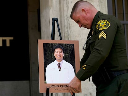 El sheriff de Orange County, Scott Steinle, coloca una foto de John Cheng, el médico de 52 años que frustró una matanza en California.