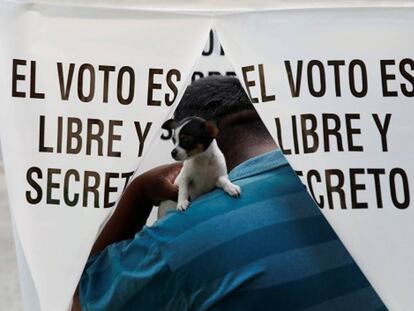 Un elector vota en Texcoco, Estado de México.