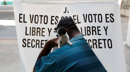 Un elector vota en Texcoco, Estado de México.
