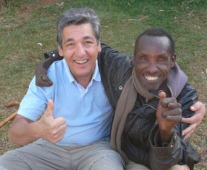 Xavier de las Cuevas junto con un paciente del Hospital de Gambo.