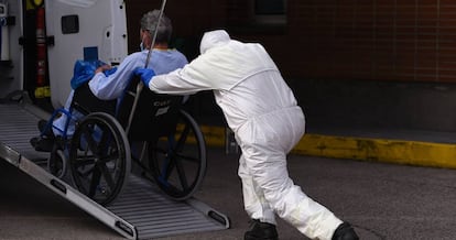 Traslado de un anciano enfermo durante la crisis del coronavirus.