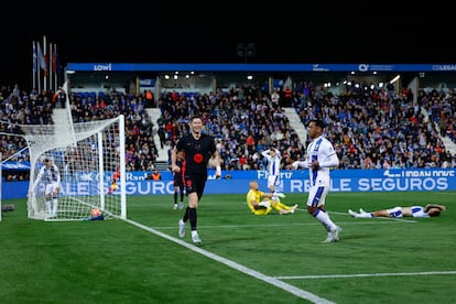 Robert Lewandowski celebra el gol en propia de Jorge Sáenz.