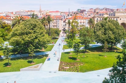 Vista de la ciudad de Santander y los jardines de Pereda desde el Centro Botín.