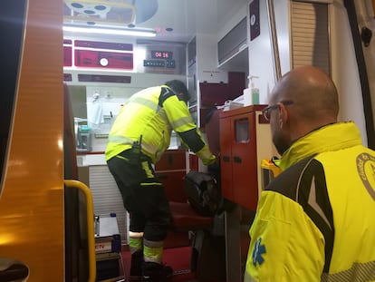 Dos efectivos del Samur, durante la atención al herido en Usera.