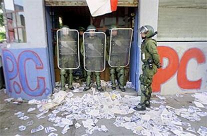 Policías chilenos custodian la sede del PC en Santiago de Chile.