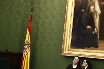 Dos monjas visitan el Congreso durante las tradicionales Jornadas de Puertas Abiertas, que tienen lugar, como es habitual, en la misma semana en la que se conmemora el aniversario de la Constitución.